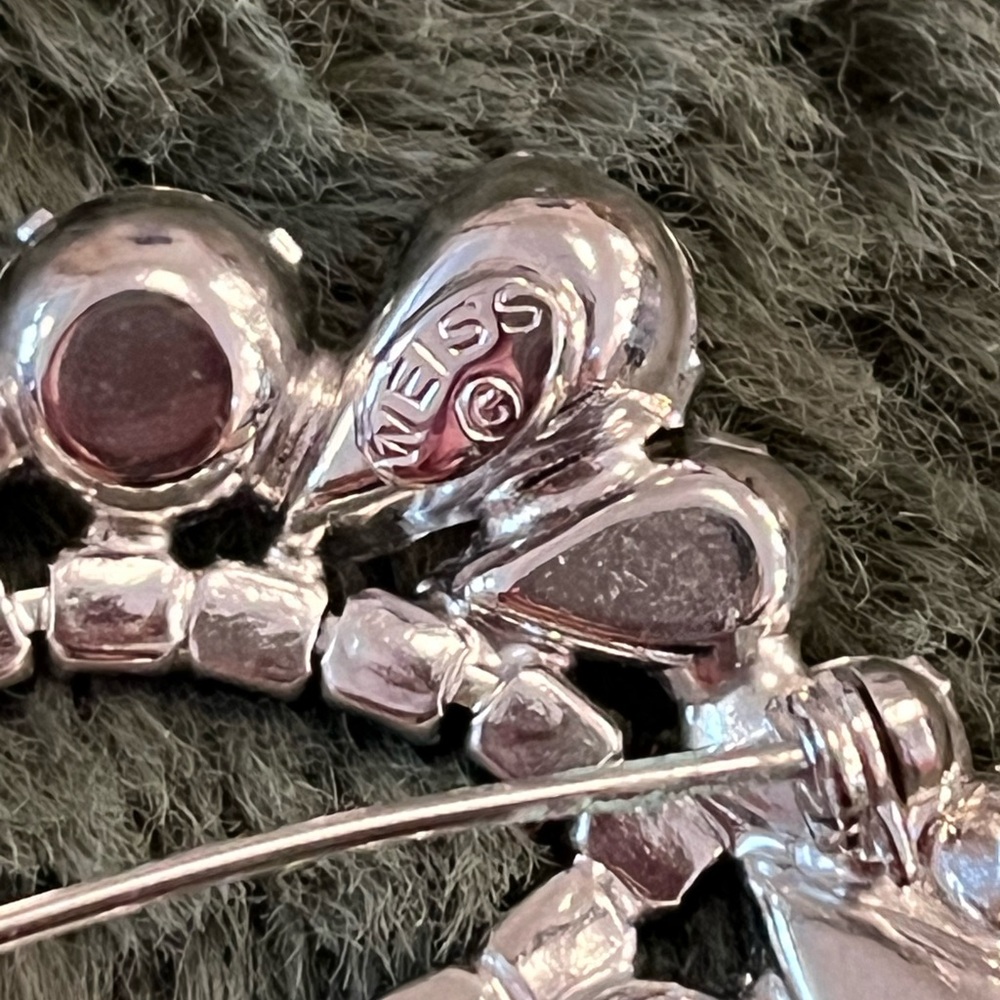 Weiss Brooch - Picture 5 of 5